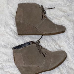 TOMS® Kala lace up wedge bootie size 8